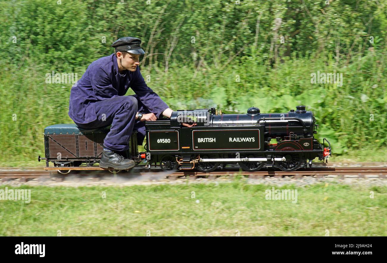 Modello di lavoro in scala BR British Railways Steam Locomotiva Classe N2 69580 in pista. Foto Stock