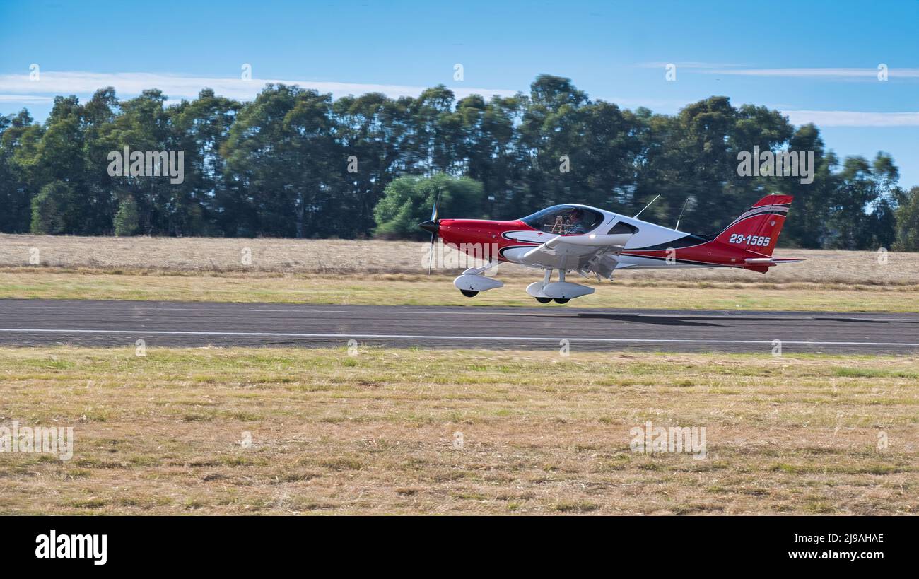 Tocumwal, nuovo Galles del Sud Australia - 10 Aprile 2022: BRM Aero Bristell S-LSA Landing al Tocumwal Airshow 2022 prima dell'inizio dello spettacolo Foto Stock