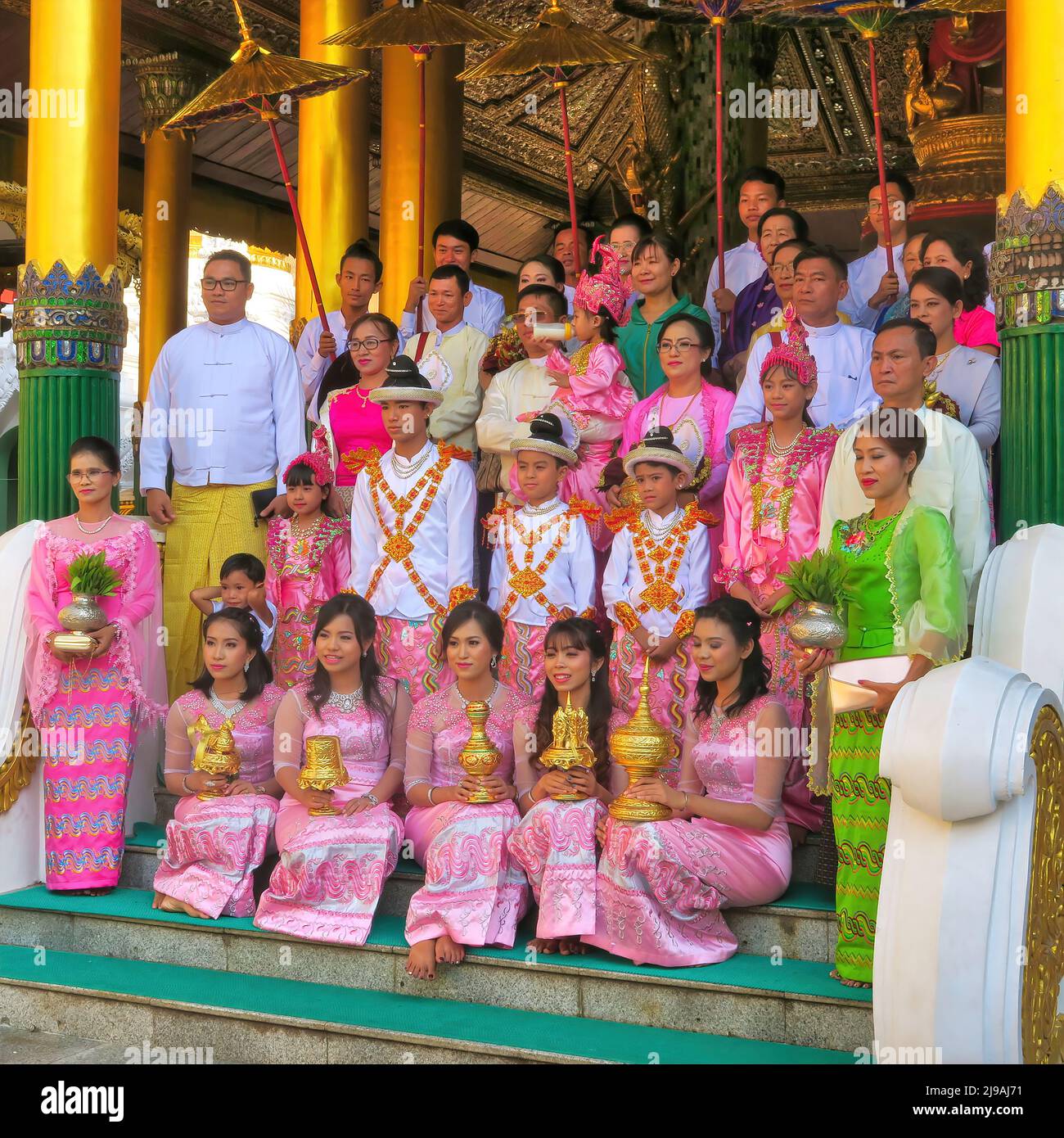 Yangon, Myanmar - 24 aprile 2018: Gruppo di nozze in posa per le foto alla Pagoda Shwedagon a Yangon Myanmar Foto Stock