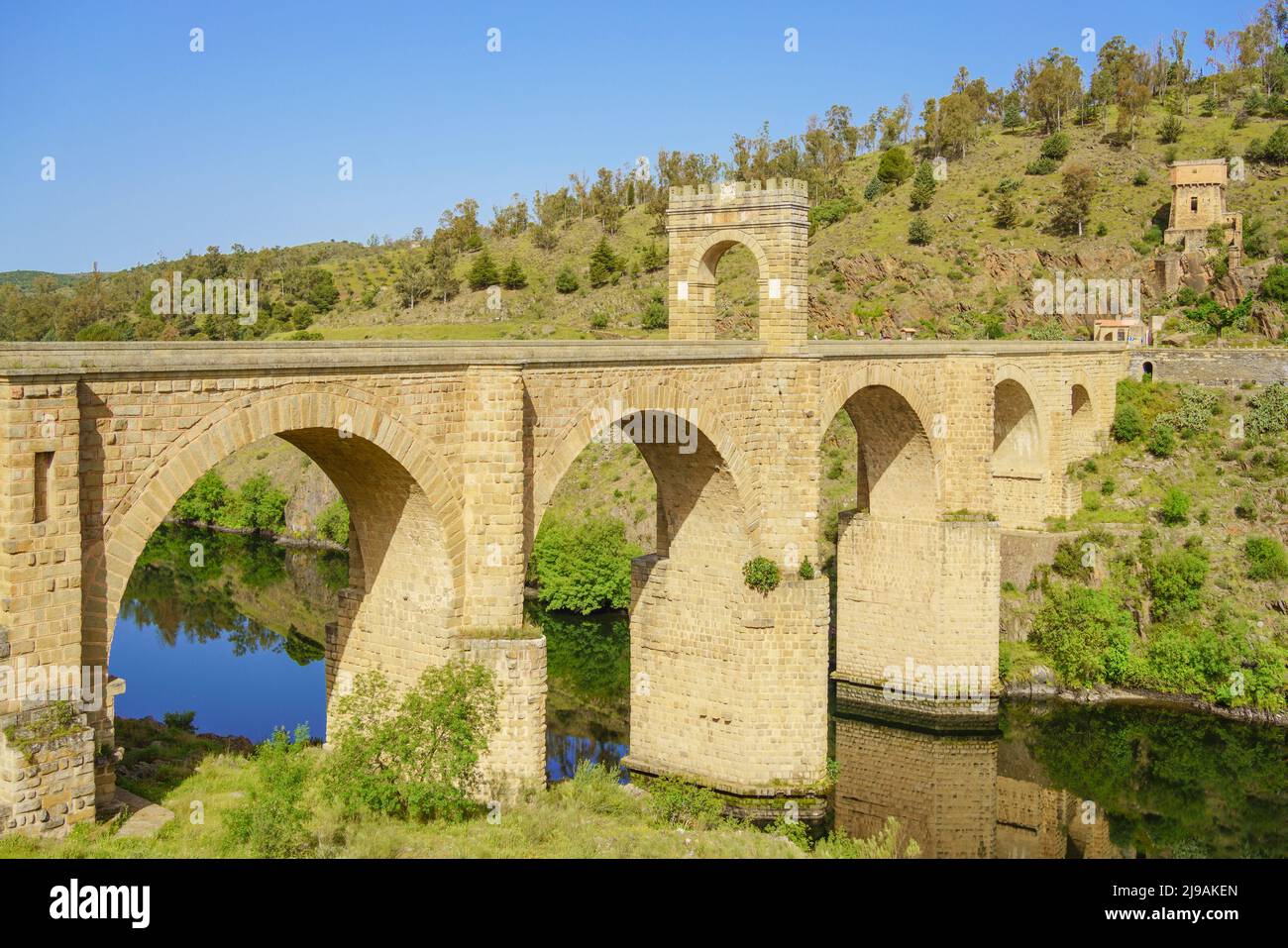 Antico ponte romano situato a Alcántara in Estremadura, Spagna costruito sul fiume Tago tra il 104 e il 106 d.C. Foto Stock