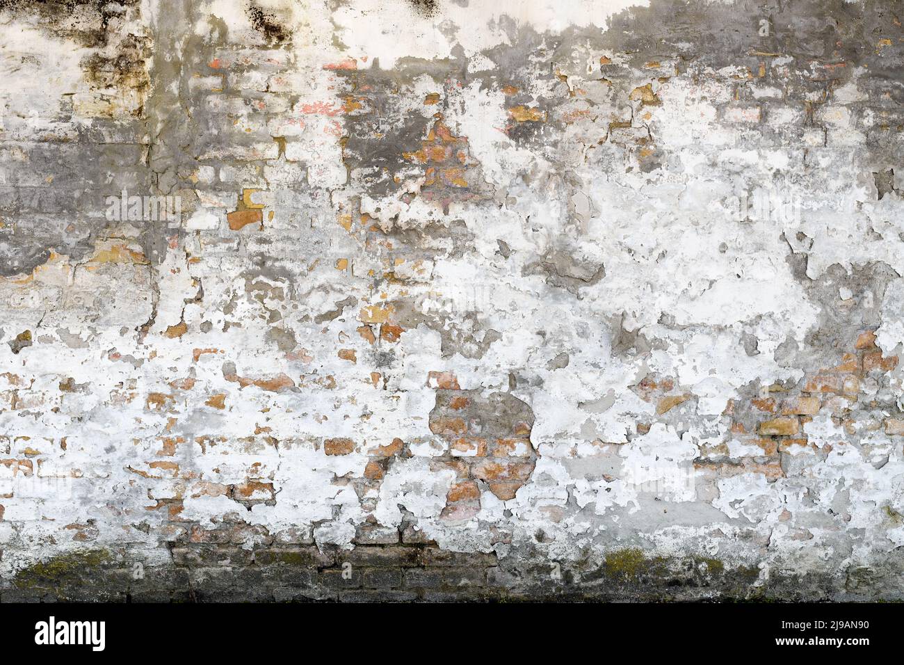 Vecchio sfondo muro di mattoni intemperie, ruvida facciata testurizzata grunge Foto Stock