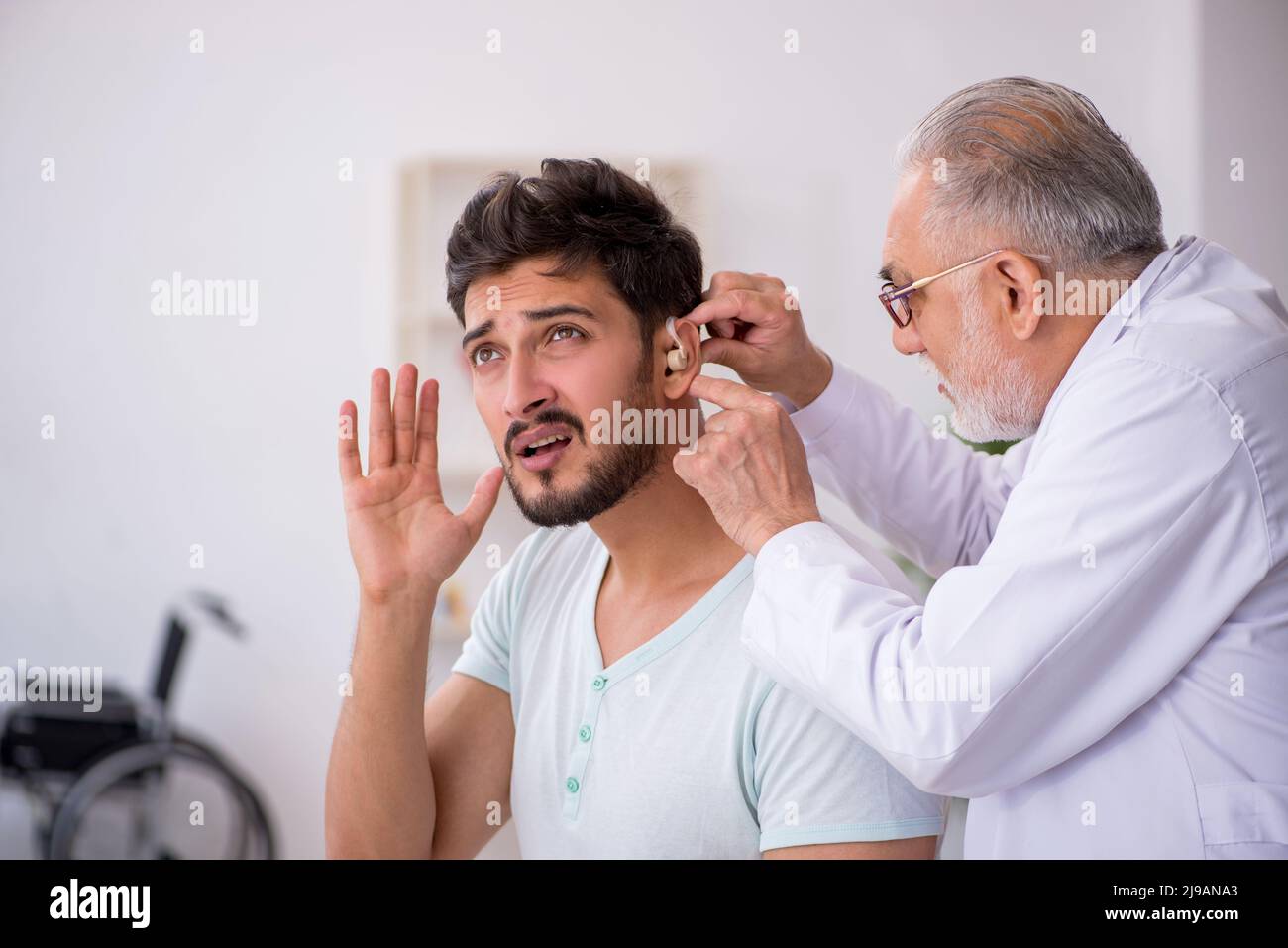 Giovane paziente con problemi di udito visita dottore otorinolaringologo Foto Stock