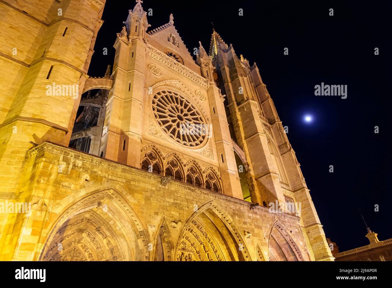 Foto notturna della Cattedrale di Leon con la luna nel cielo limpido. Foto Stock