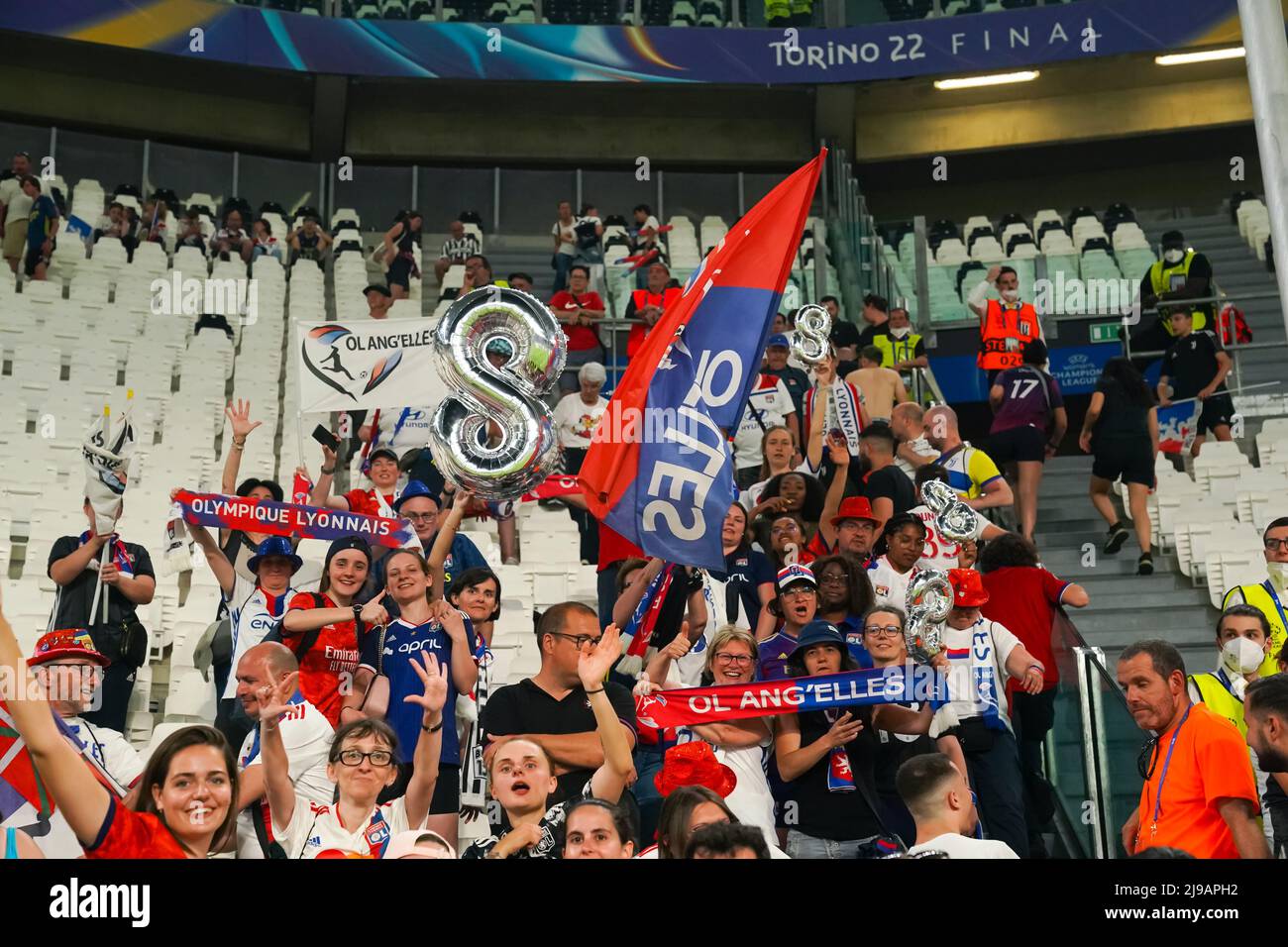 Torino, Italia. 21st maggio 2022. Gli appassionati di Olympique Lyonnais (OL Ang'elles) festeggiano la vittoria della loro squadra dopo la partita di calcio finale della UEFA Womens Champions League tra il FC Barcelona e l'Olympique Lyonnais all'Allianz Stadium Juventus di Torino. Daniela Porcelli/SPP Credit: SPP Sport Press Photo. /Alamy Live News Foto Stock