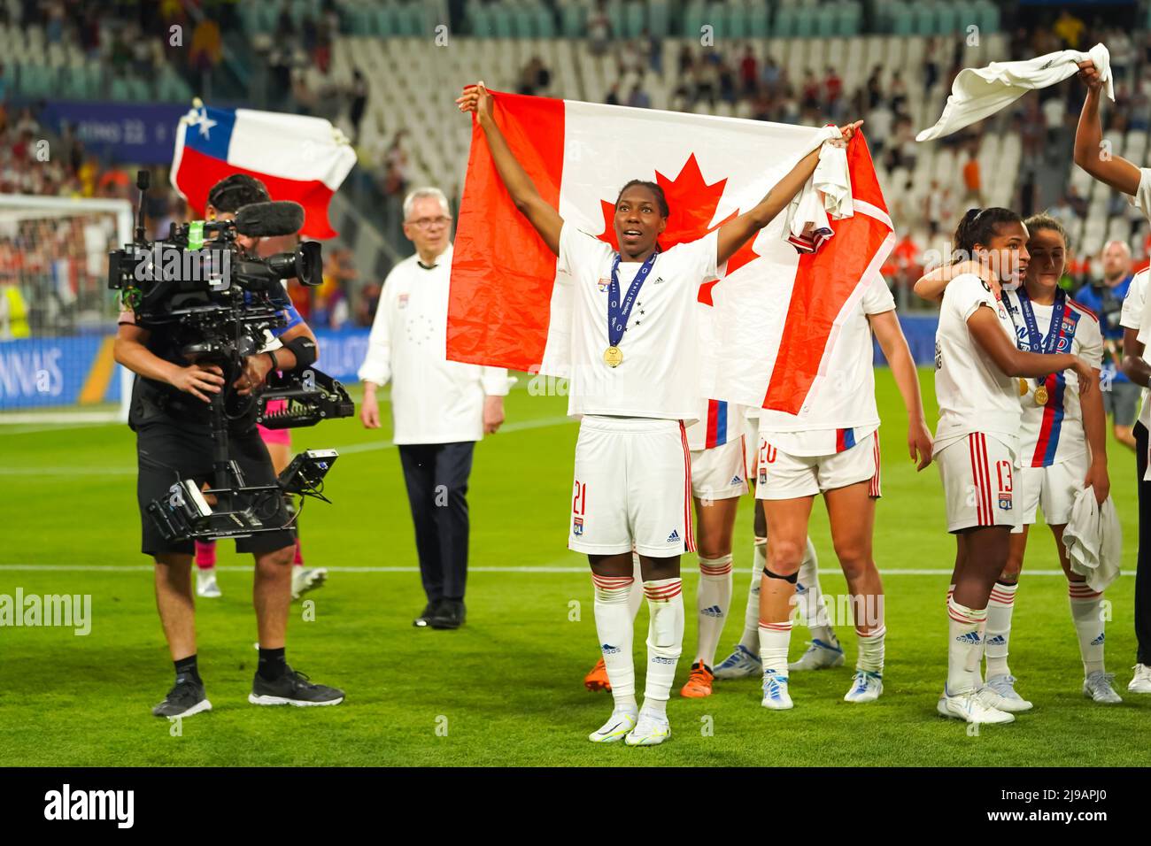 Torino, Italia. 21st maggio 2022. Kadeisha Buchanan (Olympique Lyonnais 21)  celebra la vittoria della UWCL e si pone con la medaglia e la bandiera del  Canada dopo la partita di calcio finale