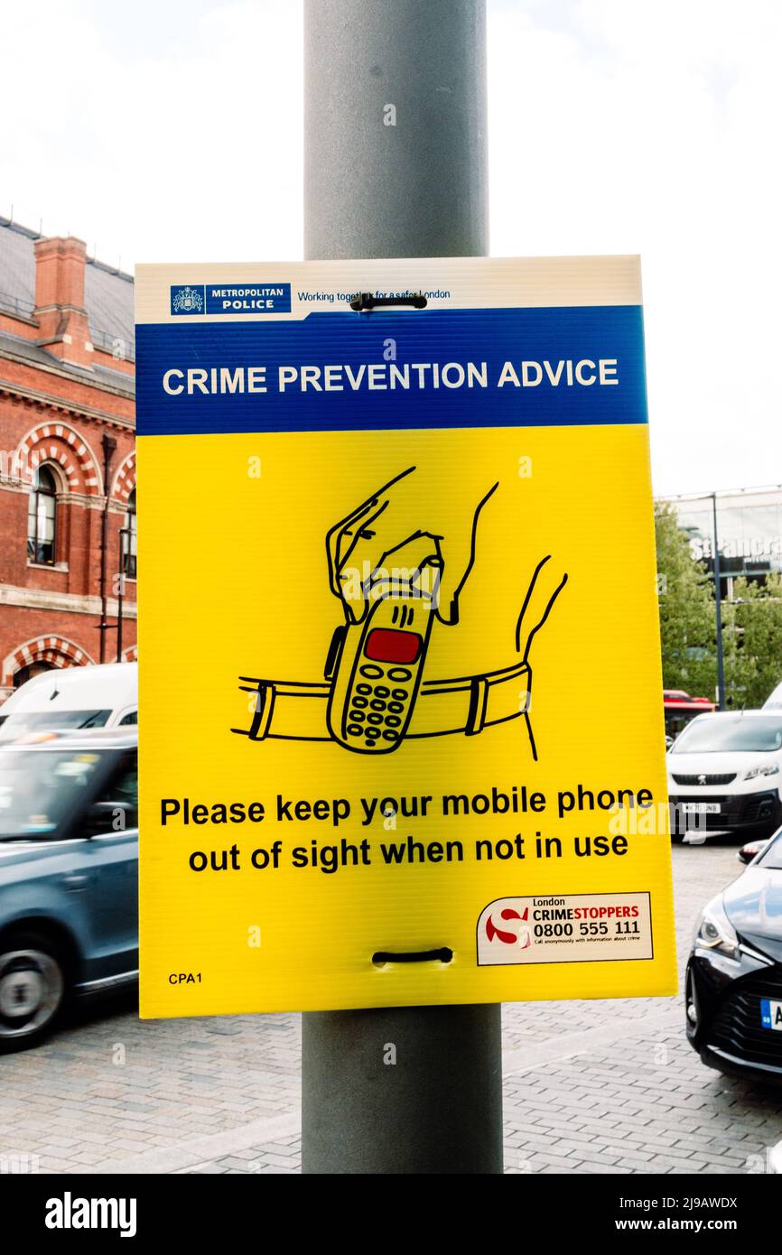 Un poster di prevenzione del crimine avverte del furto telefonico. Il telefono cellulare e la clip per cintura nell'illustrazione sono vecchio stile e non più popolare. Londra, Regno Unito Foto Stock