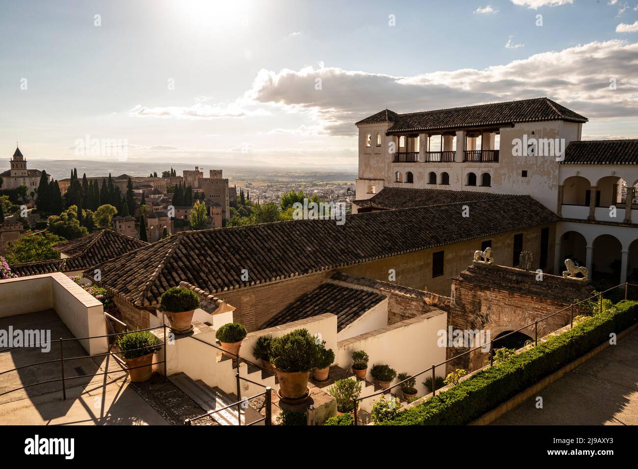 Veduta del Palazzo Generalife (Palacio de Generalife) sulla Corte del Cypress Tree della Sultana (patio del Ciprés de la Sultana), Alhambra de Granada Foto Stock