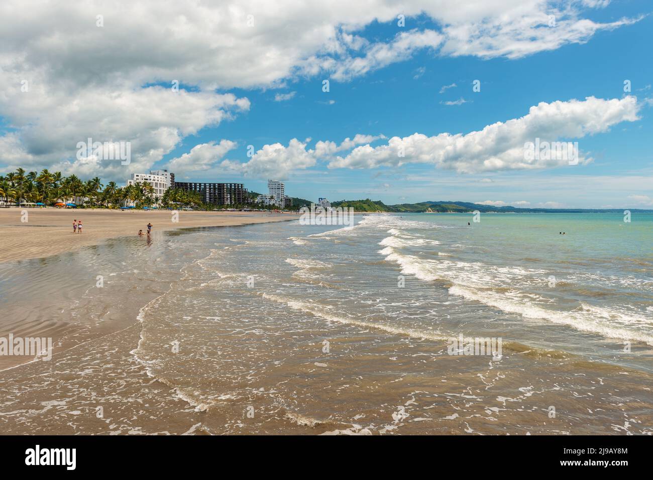 Stessa spiaggia lungo l'Oceano Pacifico vicino ad Atacames, provincia di Esmeraldas, Ecuador. Foto Stock