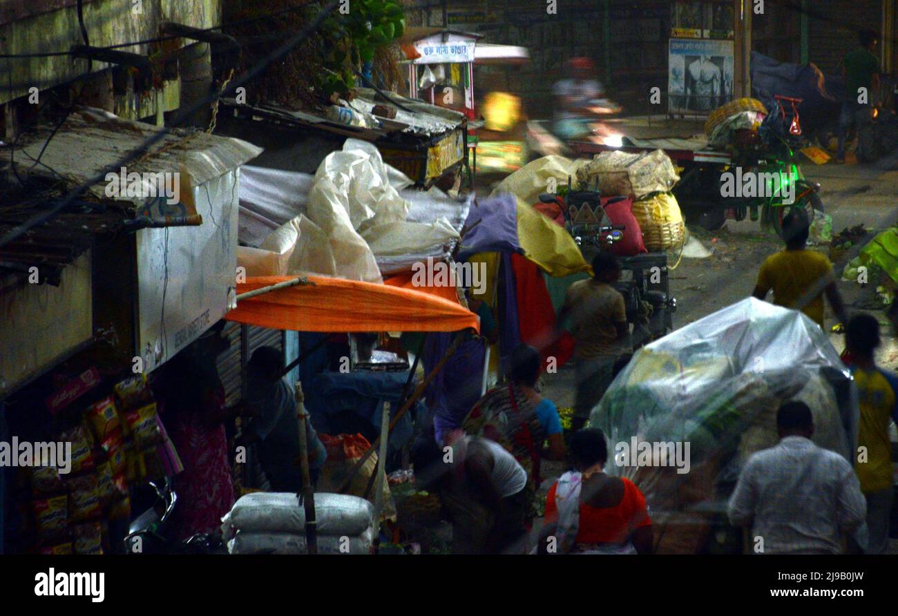 Pesante rovina a Kolkata alle 4:00 PM oggi, una grave tempesta ha colpito Kolkata e le sue aree circostanti. La temperatura scese per un po', e i residenti di Kolkata respirarono un sospiro di sollievo. La depressione ciclonica che si è formata sul Mare delle Andamane del Sud ha portato forti piogge e temporali. La partita della Coppa AFC è stata posticipata a causa di un improvviso calo, e i voli sono stati ritardati per un certo periodo di tempo. Foto Stock