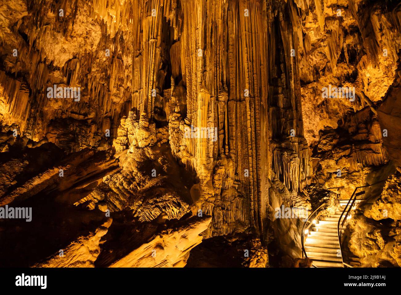Imponenti stalattiti e stalagmiti formano l'impressionante scenario della grotta di pietra drippante Cueva de Nerja, nei pressi di Málaga, Andalusia, Spagna Foto Stock