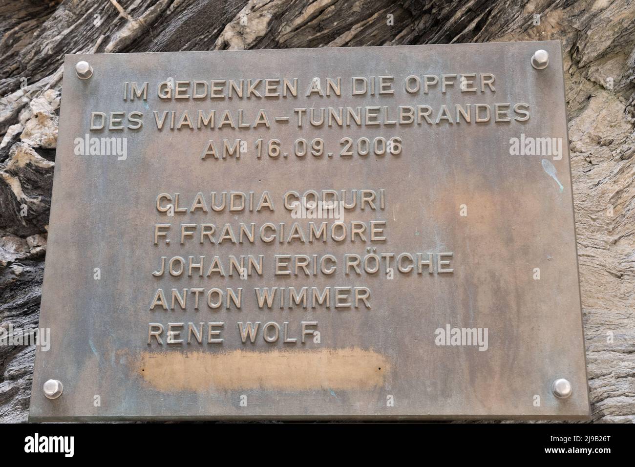 Zillis, Grison, Svizzera, 12 aprile 2022 targa commemorativa per le vittime che hanno perso la vita durante l'incendio del tunnel Viamala il 16 settembre 2006 Foto Stock