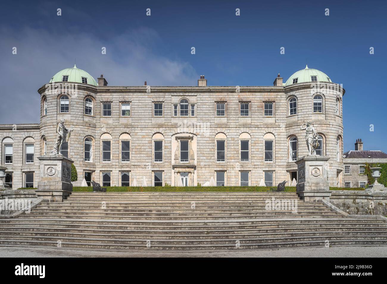 Enniskerry, Wicklow, Irlanda, ago 2019 Powerscourt Estate, castello del 13th secolo modificato a casa di campagna circondata da 47 acers di giardini paesaggistici Foto Stock