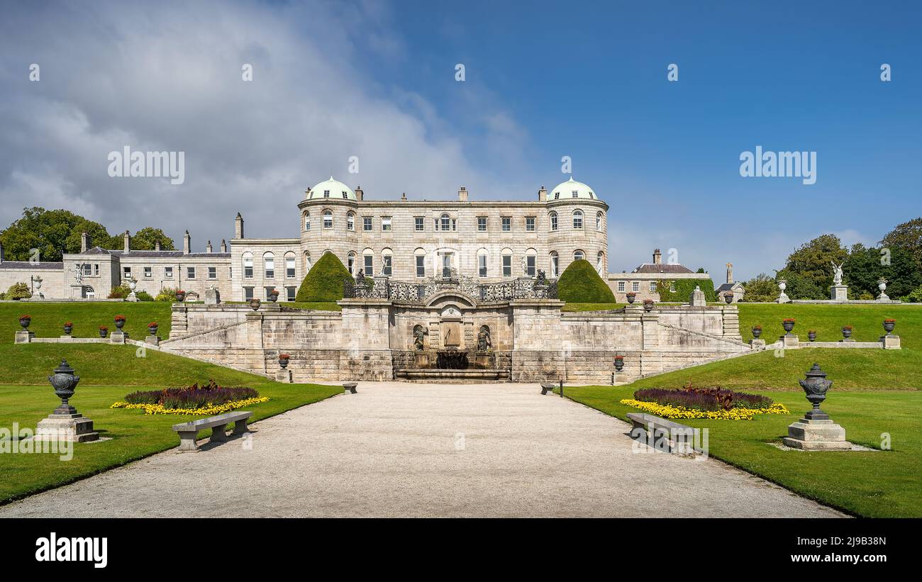 Enniskerry, Wicklow, Irlanda, ago 2019 Powerscourt Estate, castello del 13th secolo modificato a casa di campagna circondata da 47 acers di giardini paesaggistici Foto Stock