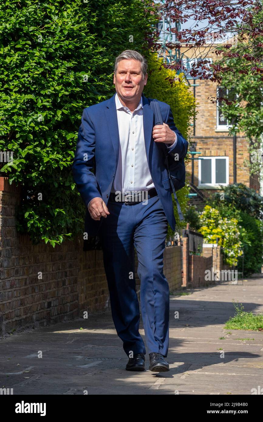 Il leader del Partito del lavoro Sir Keir Stammer lascia la sua casa a Londra del Nord questa mattina. Egli vegli di rinunciare se è multato dalla polizia per aver violato il Covid-19 res Foto Stock