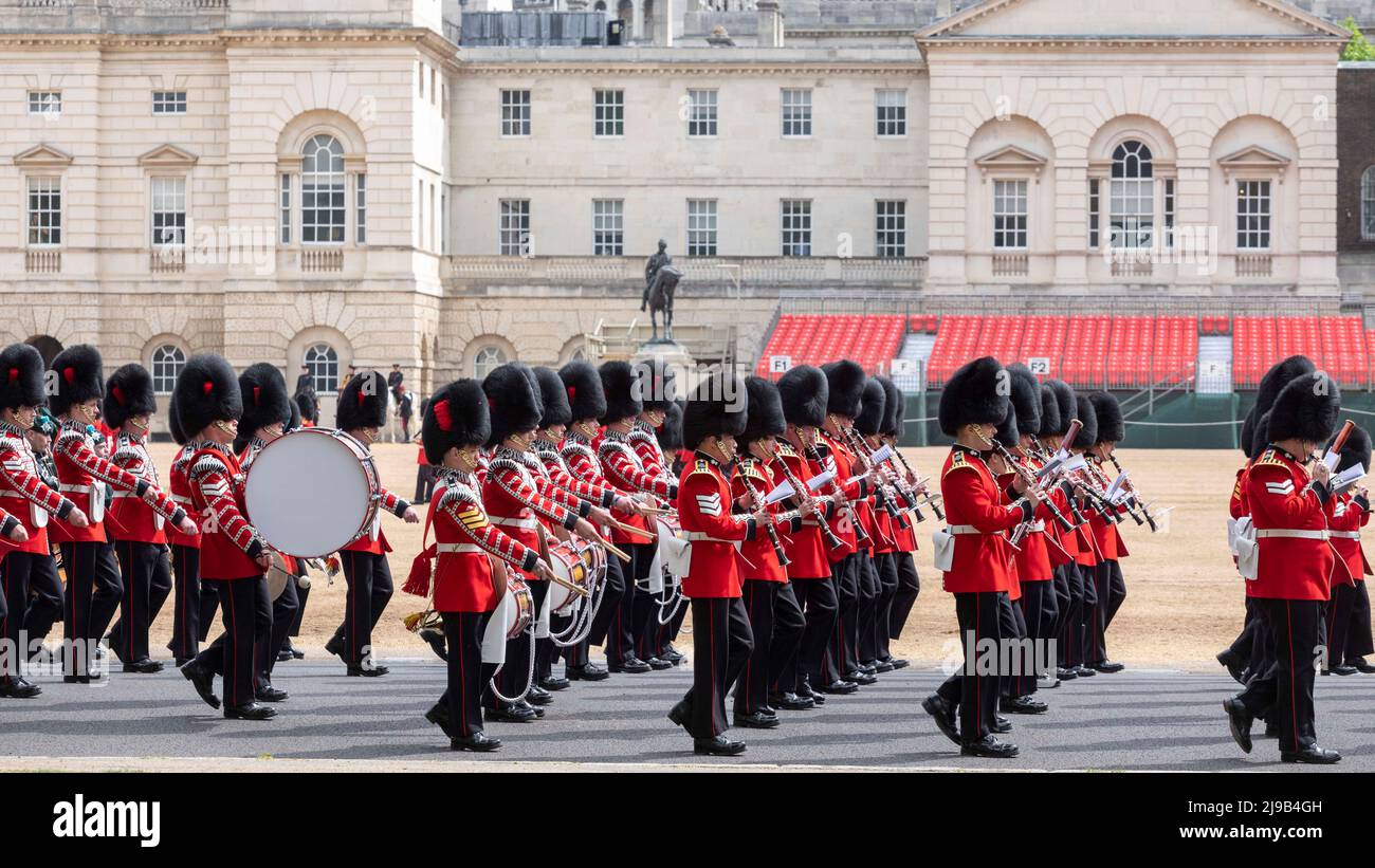 1st Battaglione le Guardie irlandesi si riprovano in preparazione all’assunzione dei doveri durante le celebrazioni giubilari della Regina. Immagine scattata il 13th maggio 202 Foto Stock