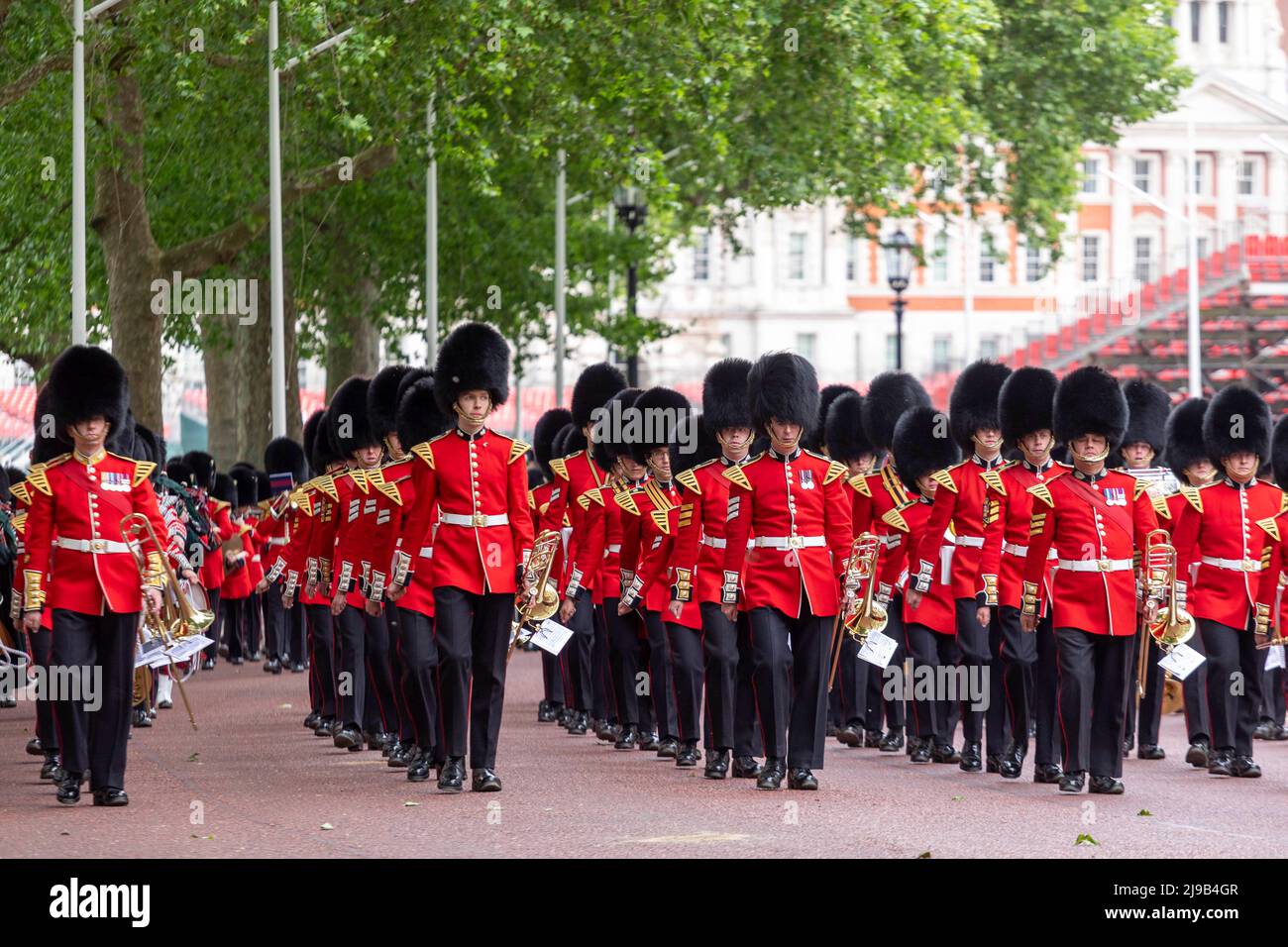 1st Battaglione le Guardie irlandesi si riprovano in preparazione all’assunzione dei doveri durante le celebrazioni giubilari della Regina. Immagine scattata il 13th maggio 202 Foto Stock