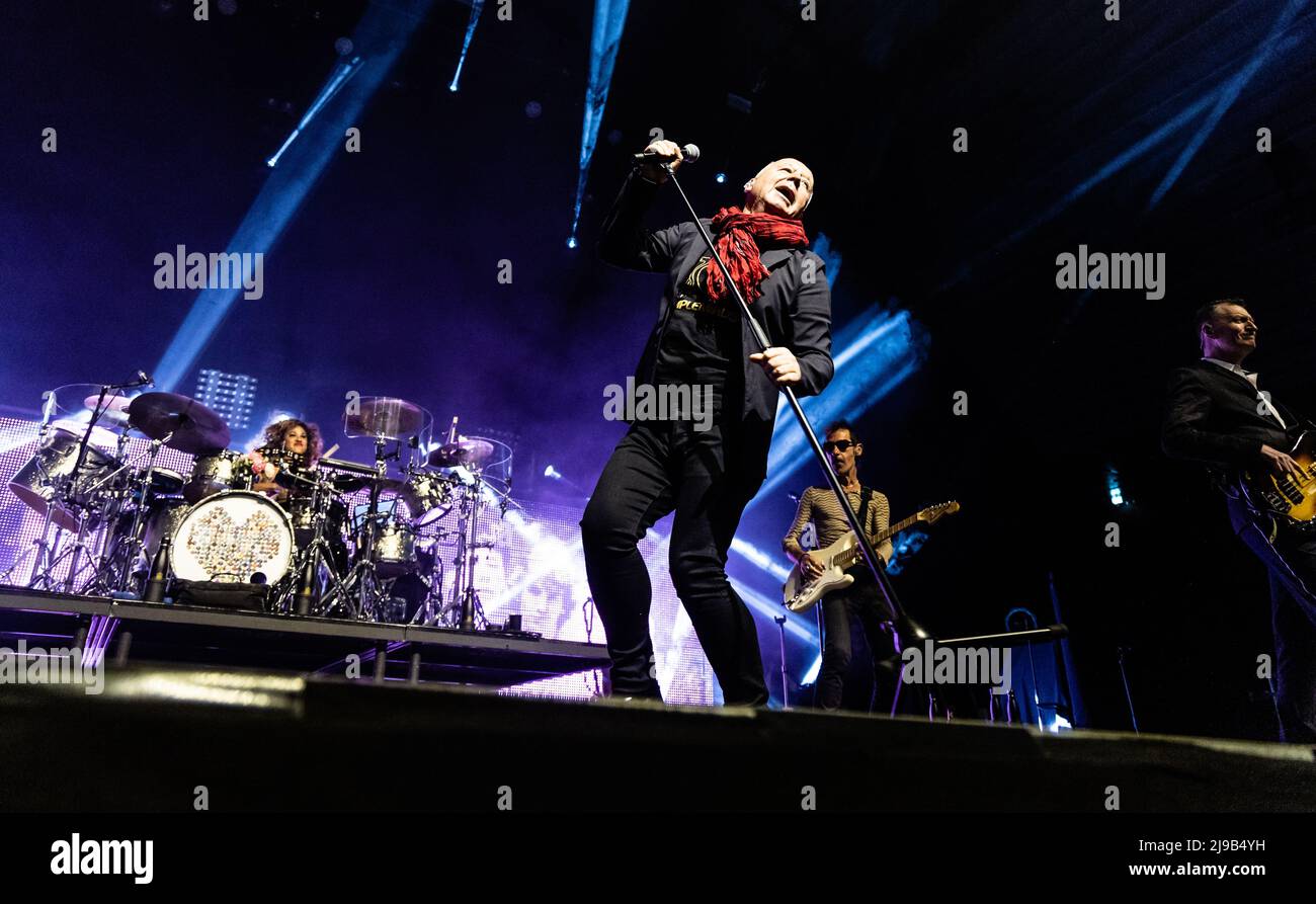 Copenaghen, Danimarca. 21st maggio 2022. La band rock scozzese Simple Minds suona un concerto dal vivo presso KB Hallen a Frederiksberg, Copenhagen. Qui cantante, cantautore e musicista Jim Kerr è visto dal vivo sul palco. (Photo Credit: Gonzales Photo/Alamy Live News Foto Stock