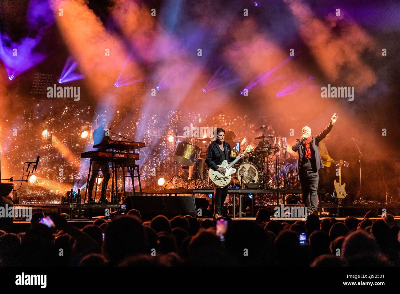 Copenaghen, Danimarca. 21st maggio 2022. La band rock scozzese Simple Minds suona un concerto dal vivo presso KB Hallen a Frederiksberg, Copenhagen. Qui cantante, cantautore e musicista Jim Kerr è visto dal vivo sul palco con il resto della band. (Photo Credit: Gonzales Photo/Alamy Live News Foto Stock