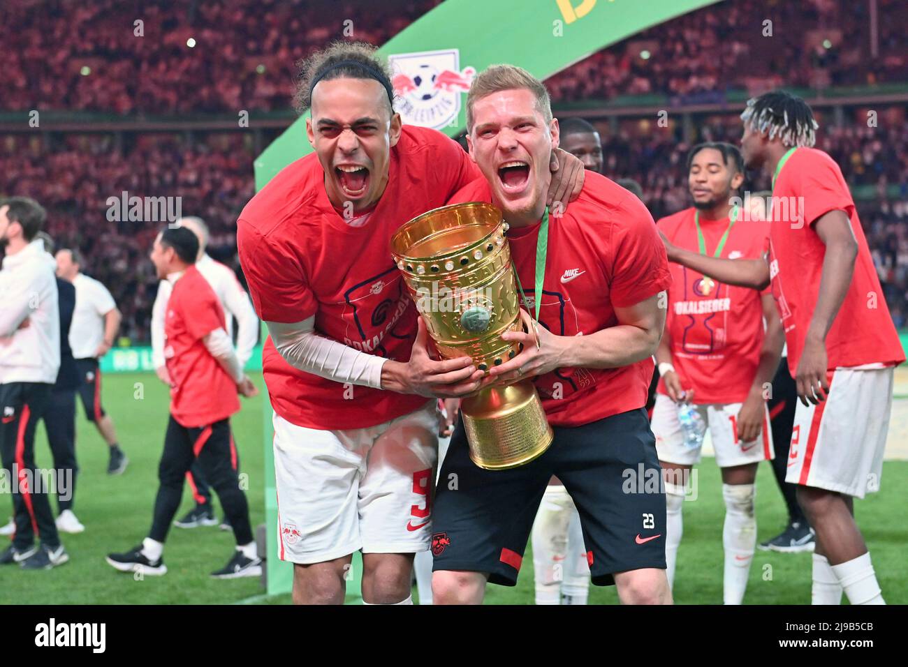 Da sinistra: Yussuf POULSEN (L) Marcel HALSTENBERG (L) con coppa, coppa, trofeo, giubilo, gioia, Entusiasmo, cerimonia di premiazione 79th finale della Coppa DFB, SC Friburgo - RB Leipzig 2-4 IE nello Stadio Olimpico di Berlino il 21,05. 2022. Le normative ##DFL/DFB vietano l'uso di fotografie come sequenze di immagini e/ o quasi-video## Foto Stock