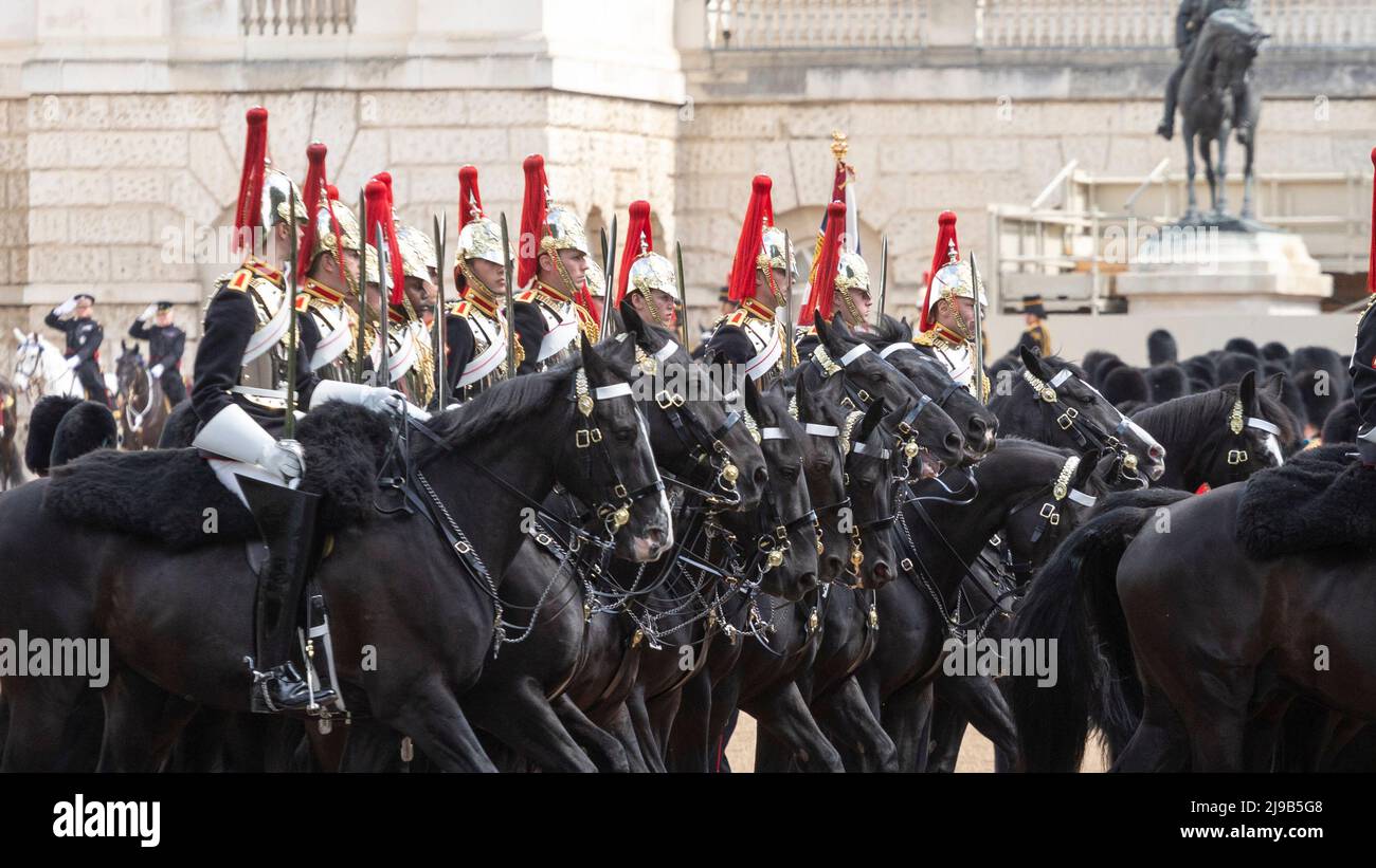 Il Reggimento montato sulla Cavalleria (HMR) si sposa durante la revisione del Generale maggiore di Trooping the Color in vista della celebrazione del Giubileo della Regina Foto Stock