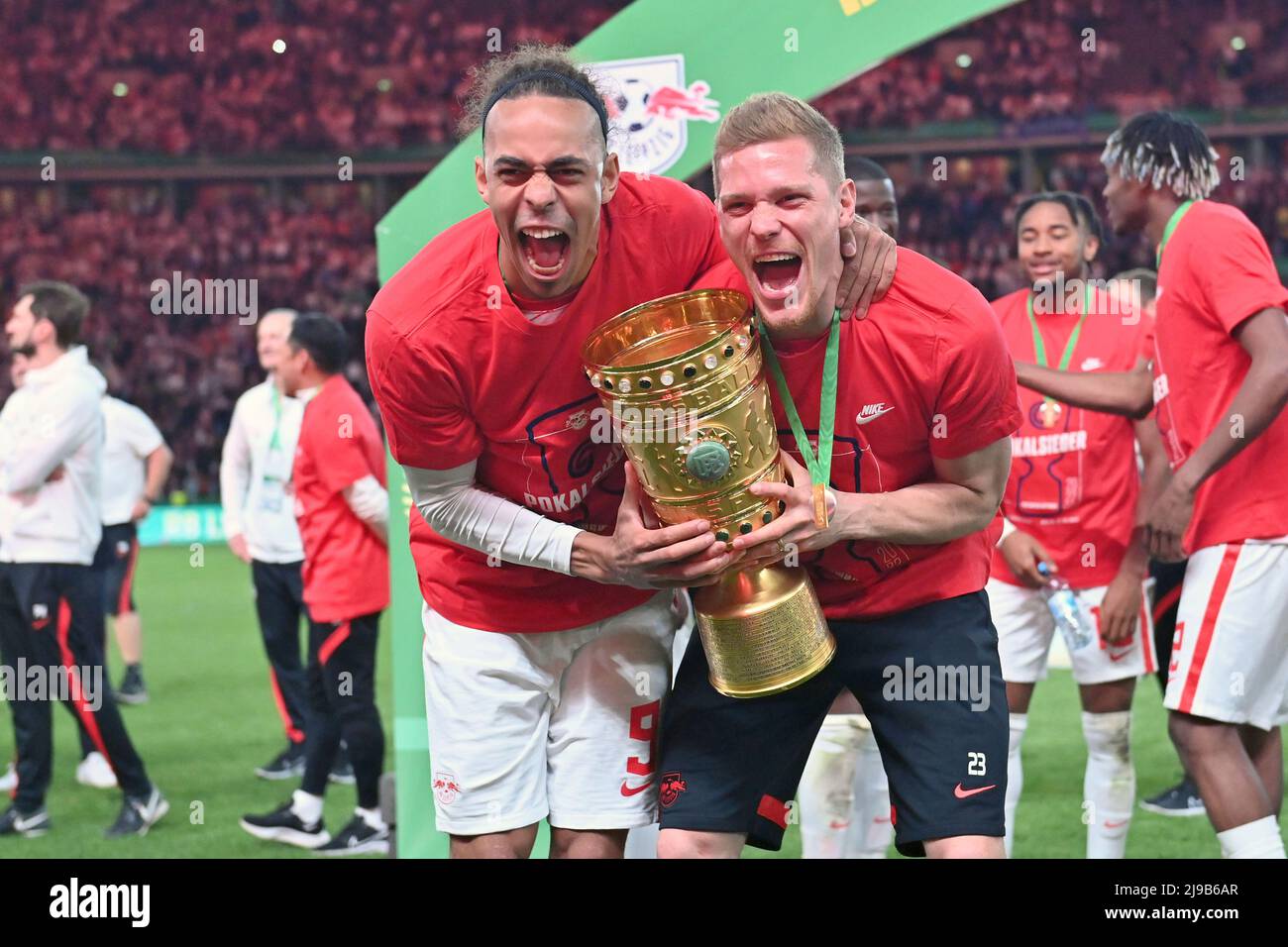 Da sinistra: Yussuf POULSEN (L) Marcel HALSTENBERG (L) con coppa, coppa, trofeo, giubilo, gioia, Entusiasmo, cerimonia di premiazione 79th finale della Coppa DFB, SC Friburgo - RB Leipzig 2-4 IE nello Stadio Olimpico di Berlino il 21,05. 2022. Le normative ##DFL / DFB vietano l'uso di fotografie come sequenze di immagini e/ o quasi-video## Foto Stock