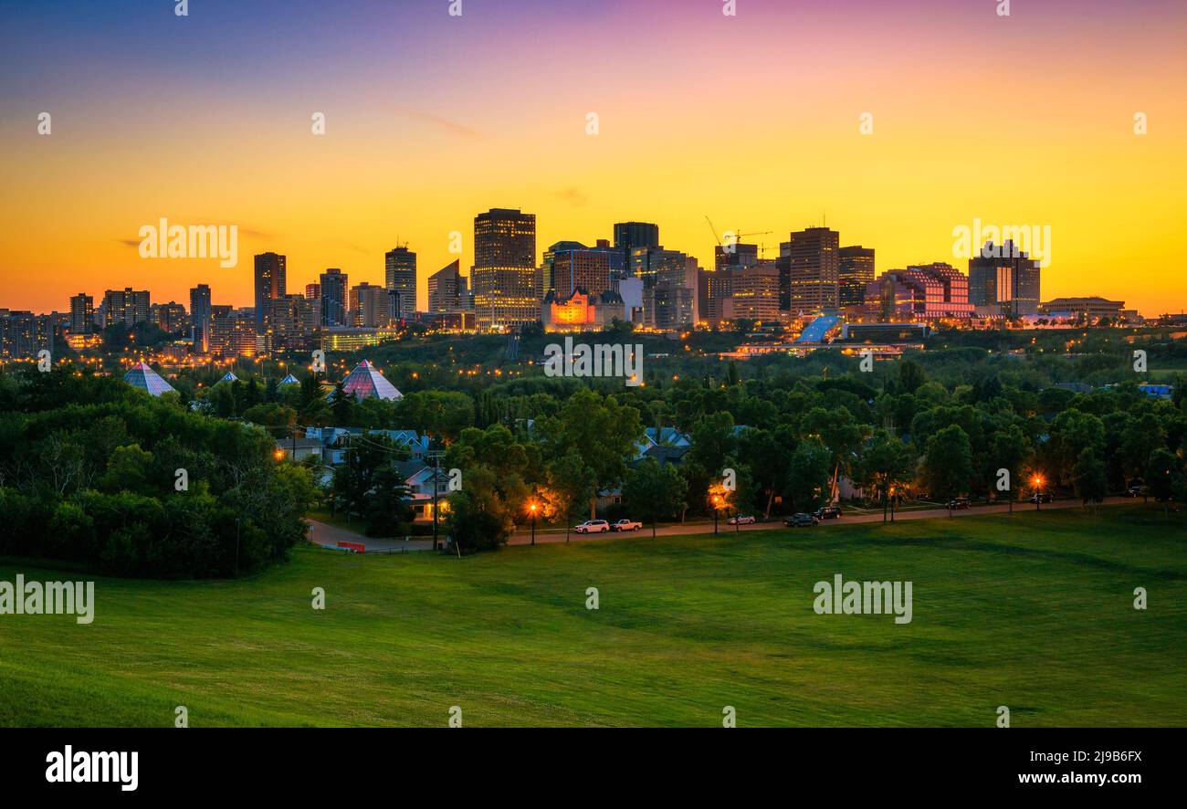 Tramonto sopra il centro di Edmonton in Canada da Gallagher Park Foto Stock