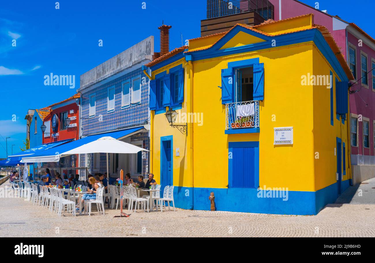 Aveiro, Portogallo - 21.05.2022: Strada tipica del portogallo con case multicolore Foto Stock