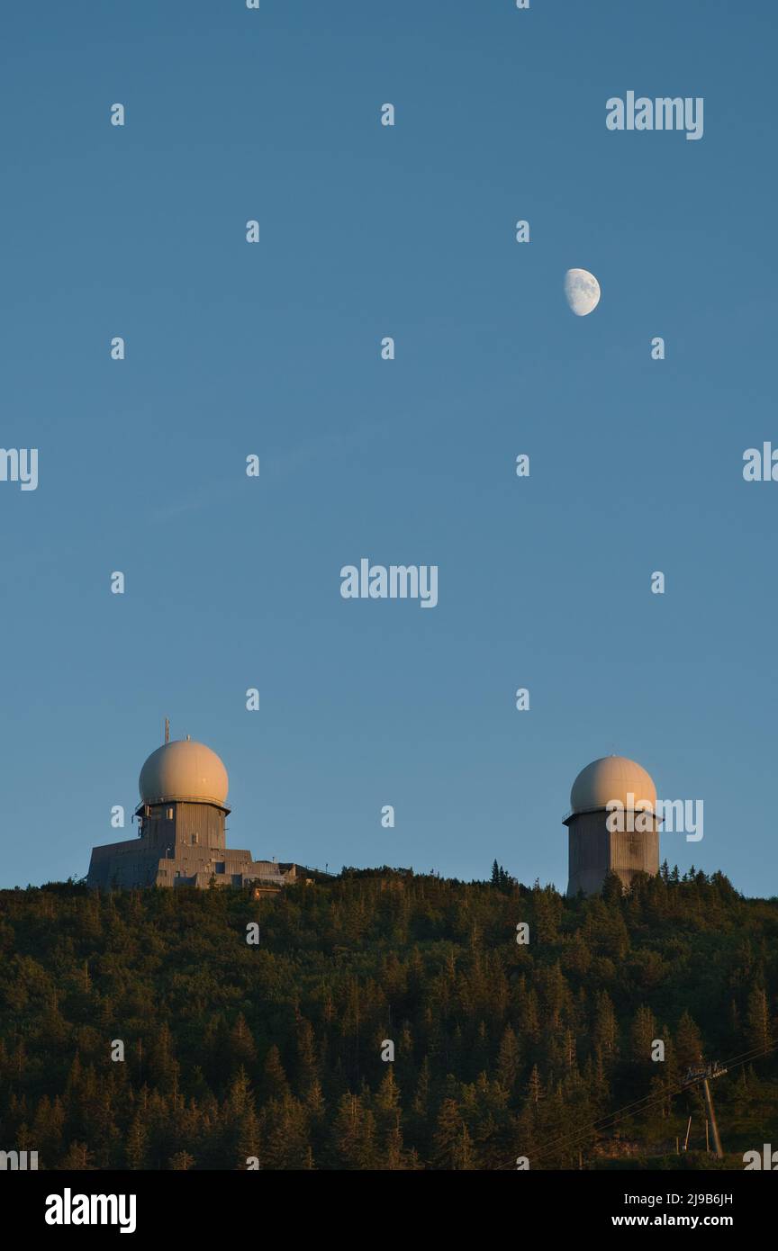 Le due torri sul monte Großer Arber all'ora blu con la luna sopra. Parte di Lamer Winkel, Foresta Bavarese, Palatinato superiore, Baviera, Germania. Foto Stock