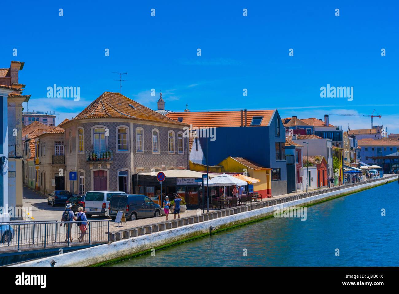 Aveiro, Portogallo - 21.05.2022: Argine con case tipiche Foto Stock