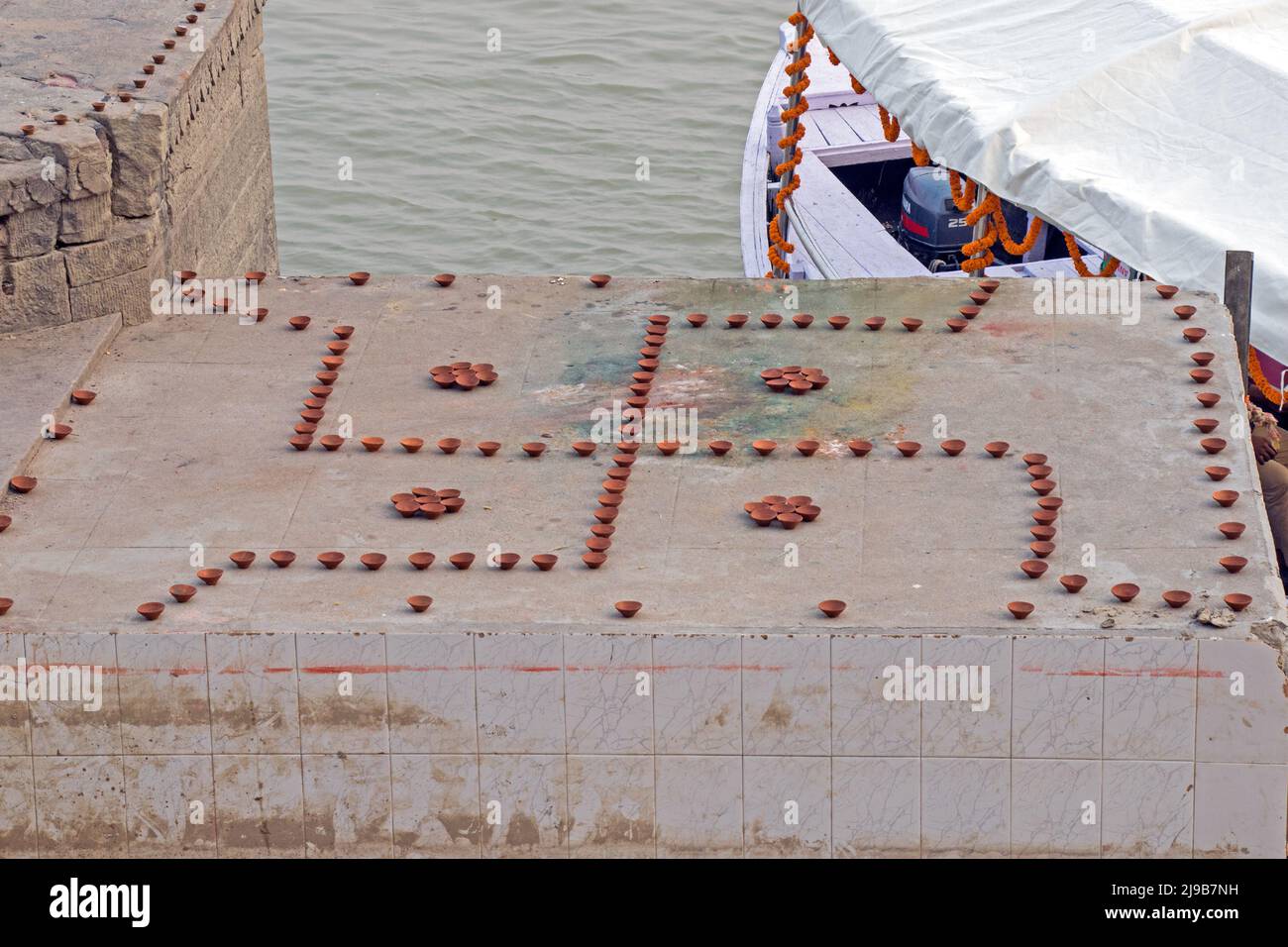 decorazione di diya vuoto o lampada di terra a varanasi india durante dev diwali celebrazione Foto Stock