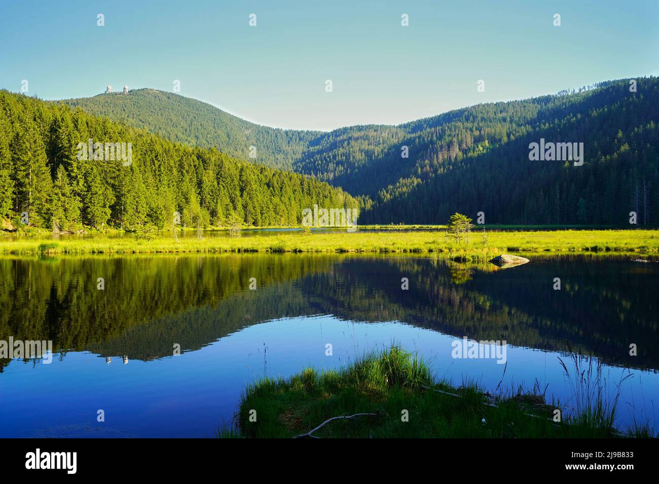 Bellissimo lago Kleiner Arbersee con le sue isole balneari nella Foresta Bavarese. Vista sul monte Großer Arber con le sue due torri. Palatinato superiore, Ba Foto Stock