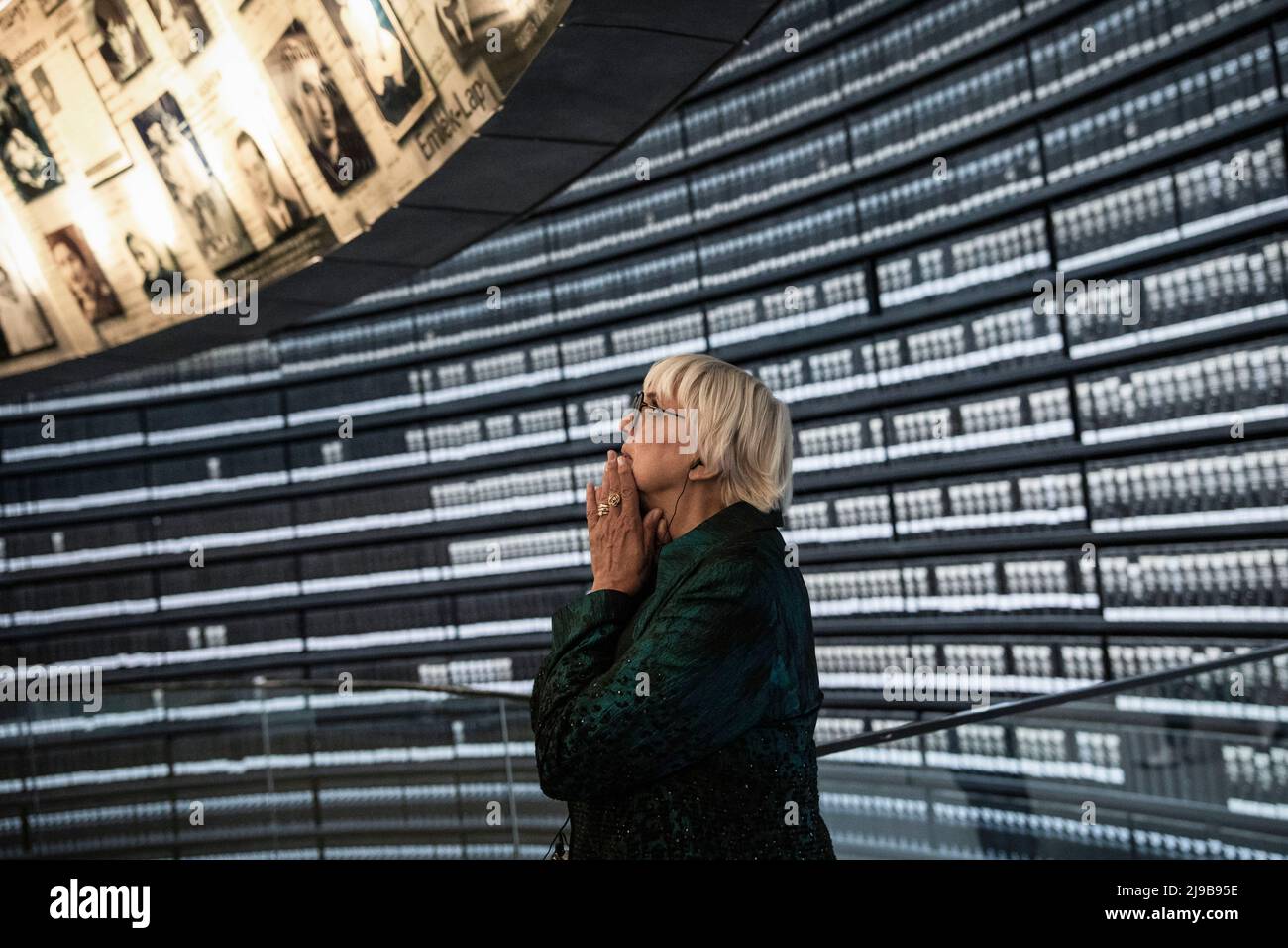 Gerusalemme, Israele. 22nd maggio 2022. Claudia Roth, ministro tedesco della Cultura e dei mezzi di comunicazione, e vicepresidente del Parlamento tedesco (Bundestag), si trova nella Sala dei nomi durante una visita al museo commemorativo dell'Olocausto di Yad Vashem. Credit: Ilia Yefimovich/dpa/Alamy Live News Foto Stock