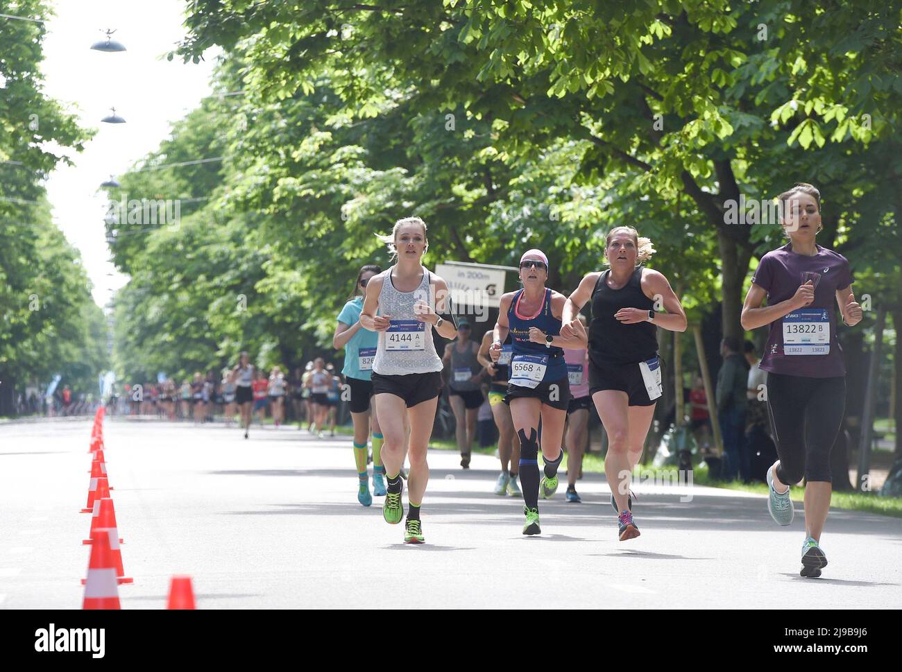 (220522) -- VIENNA, 22 maggio 2022 (Xinhua) -- i corridori partecipano all'evento austriaco Women's Run a Vienna, Austria, 22 maggio 2022. (Xinhua/Guo Chen) Foto Stock