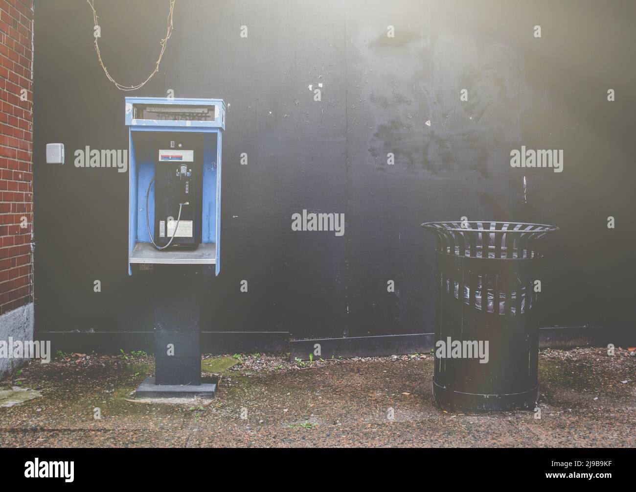 Telefono a pagamento a toni sulla strada urbana. Aspetto sfumato grunge. Foto Stock