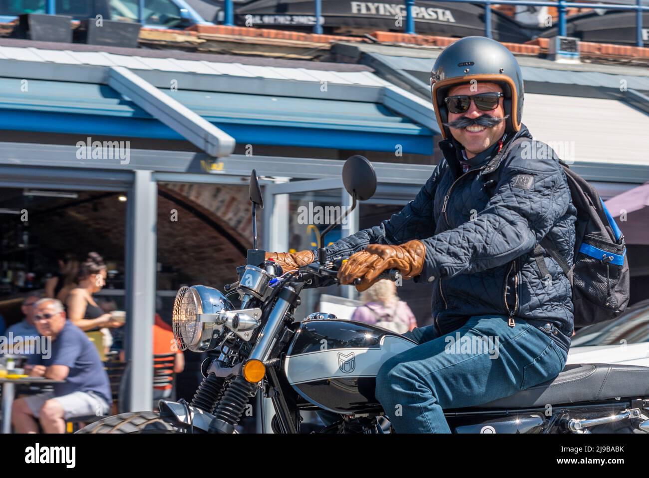 Southend on Sea, Essex, Regno Unito. 22nd maggio 2022. La città sul lungomare, ora City, non è più estranea ai viaggi in moto, ma il Gentleman’s Ride è progettato per il cavaliere con motociclisti di entrambi i sessi che entrano nello spirito di indossare un abbigliamento in linea con il tema, molti dei quali su moto d’epoca e classiche. I piloti si sono riuniti a Shoeburyness prima di dirigersi lungo il lungomare sulla strada pedonale di Southend. L’evento ha raccolto fondi per le associazioni sanitarie degli uomini di Movember ed è solo uno di un enorme numero di corse simili tenute in tutto il mondo Foto Stock