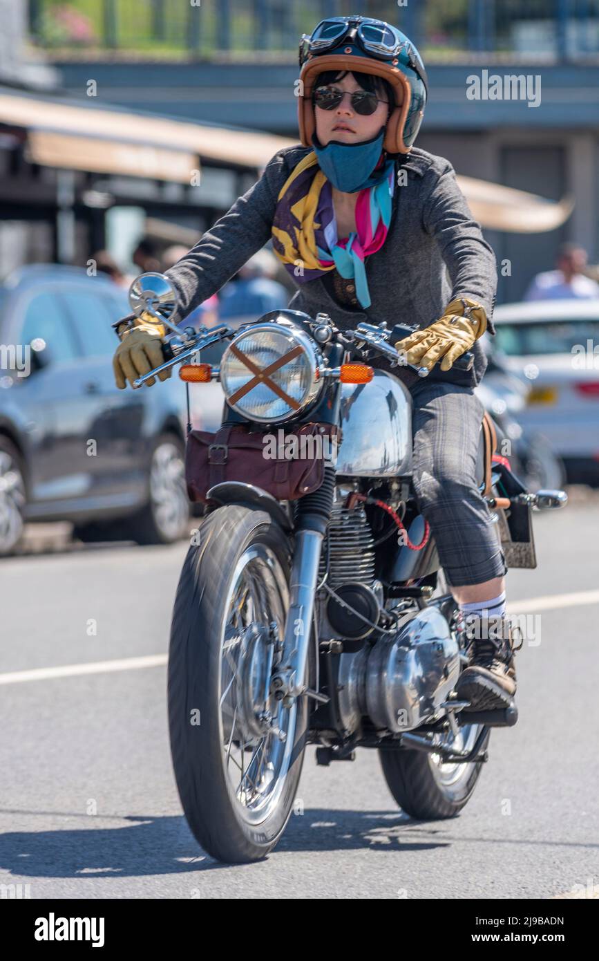 Southend on Sea, Essex, Regno Unito. 22nd maggio 2022. La città sul lungomare, ora City, non è più estranea ai viaggi in moto, ma il Gentleman’s Ride è progettato per il cavaliere con motociclisti di entrambi i sessi che entrano nello spirito di indossare un abbigliamento in linea con il tema, molti dei quali su moto d’epoca e classiche. I piloti si sono riuniti a Shoeburyness prima di dirigersi lungo il lungomare sulla strada pedonale di Southend. L’evento ha raccolto fondi per le associazioni sanitarie degli uomini di Movember ed è solo uno di un enorme numero di corse simili tenute in tutto il mondo Foto Stock