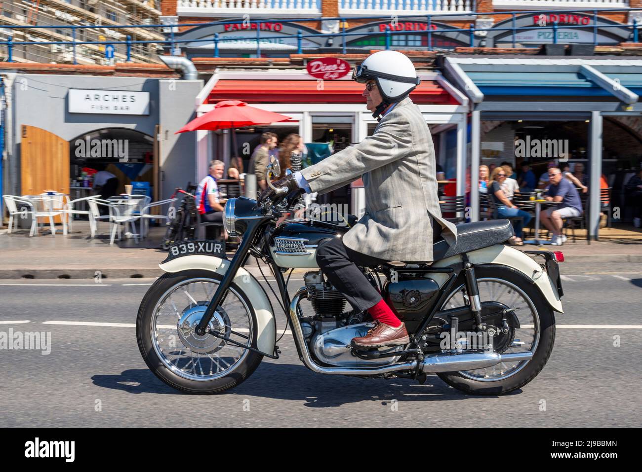 Southend on Sea, Essex, Regno Unito. 22nd maggio 2022. La città sul lungomare, ora City, non è più estranea ai viaggi in moto, ma il Gentleman’s Ride è progettato per il cavaliere con motociclisti di entrambi i sessi che entrano nello spirito di indossare un abbigliamento in linea con il tema, molti dei quali su moto d’epoca e classiche. I piloti si sono riuniti a Shoeburyness prima di dirigersi lungo il lungomare sulla strada pedonale di Southend. L’evento ha raccolto fondi per le associazioni sanitarie degli uomini di Movember ed è solo uno di un enorme numero di corse simili tenute in tutto il mondo. 1959 Tiger di Trionfo T110 Foto Stock