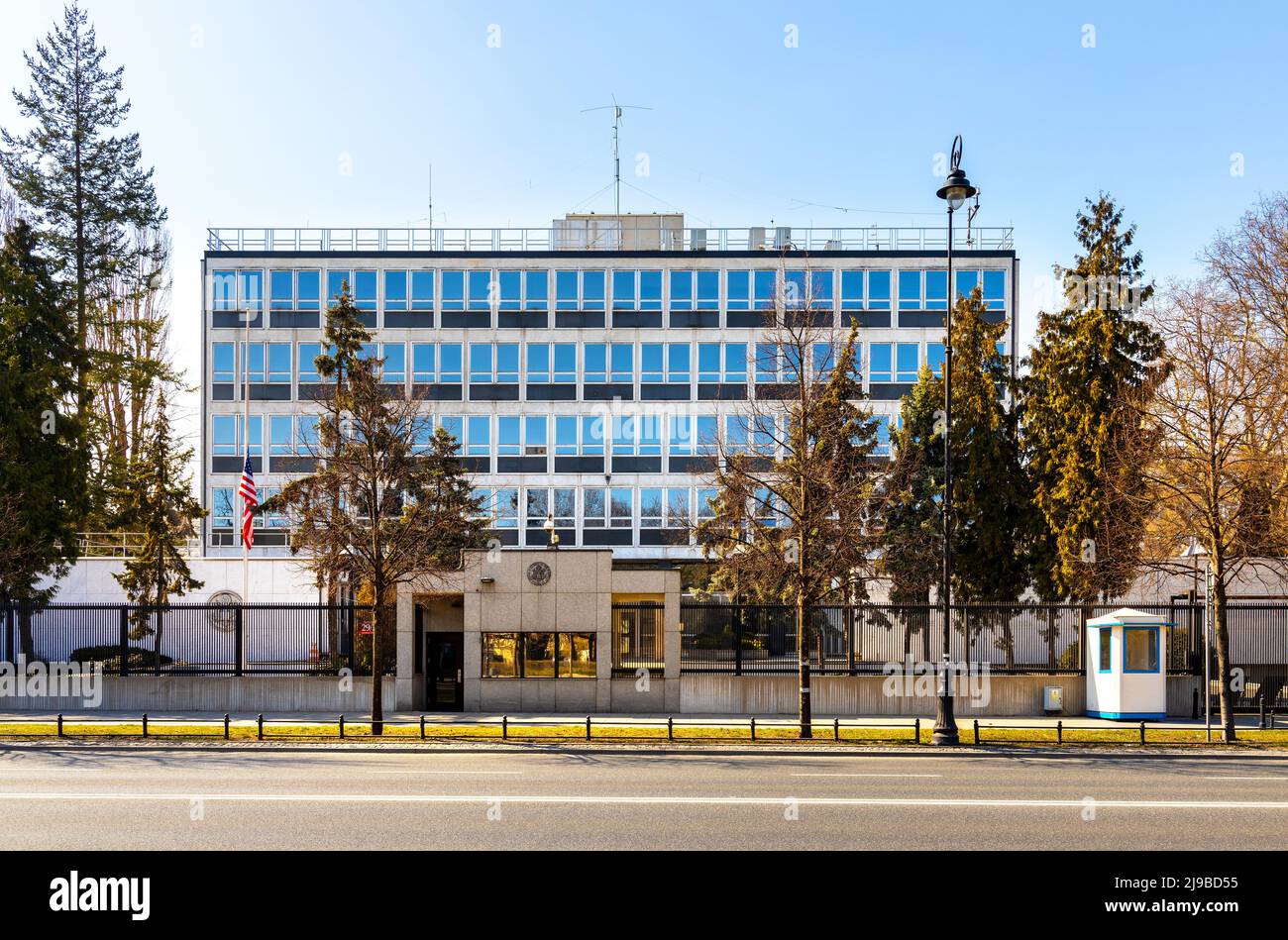 Varsavia, Polonia - 25 marzo 2022: Ambasciata degli Stati Uniti d'America degli Stati Uniti d'America al 29 e 31 Aleje Ujazdowskie Street nel distretto di Srodmiescie Ujazdow Foto Stock