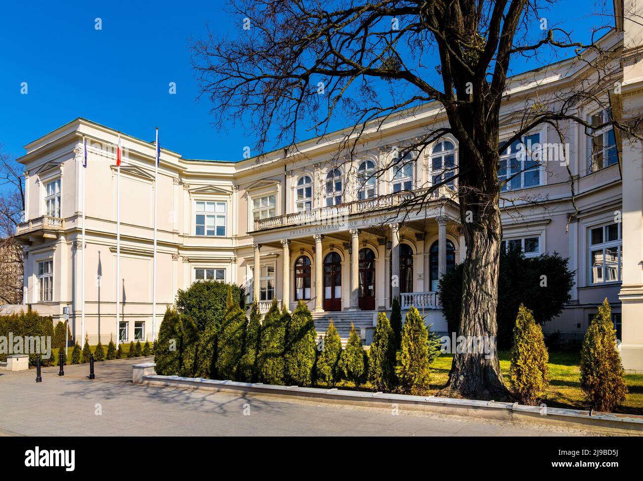 Varsavia, Polonia - 25 marzo 2022: Palazzo storico Palac Rembielinskiego, conosciuto come Palazzo Lesserow o Villa Poznanski in via Piekna e Ujazdowskie Foto Stock