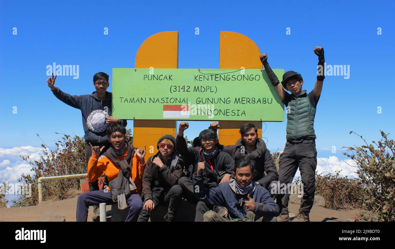 Magelang, Indonesia - 06 08 2019: Gli scalatori che raggiungono la cima del Monte Merbabu catturano i loro momenti con espressioni felici Foto Stock