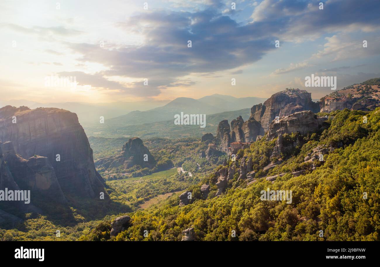 Vista aerea dal Monastero sulla cima della scogliera di Meteora vicino Kalabaka, Trikala, Grecia Foto Stock