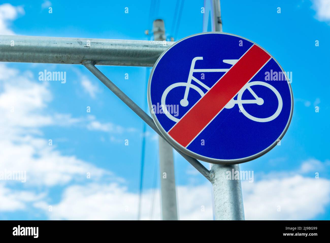 Cartello rotondo blu, nessun ciclismo e cielo, primo piano Foto Stock