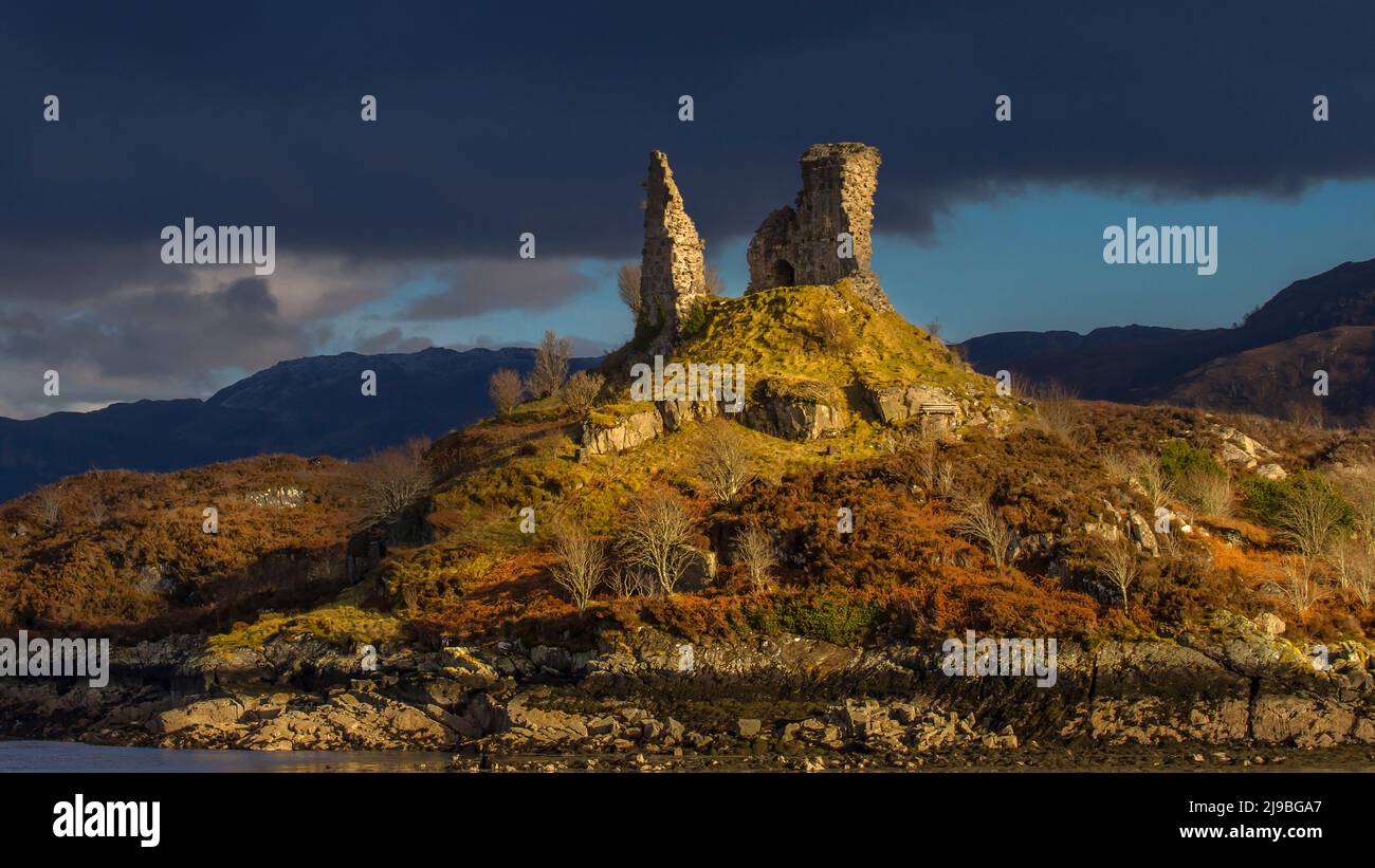 Castello Maol è una fortezza che domina lo stretto di Kyle Akin tra Skye e la terraferma. Foto Stock