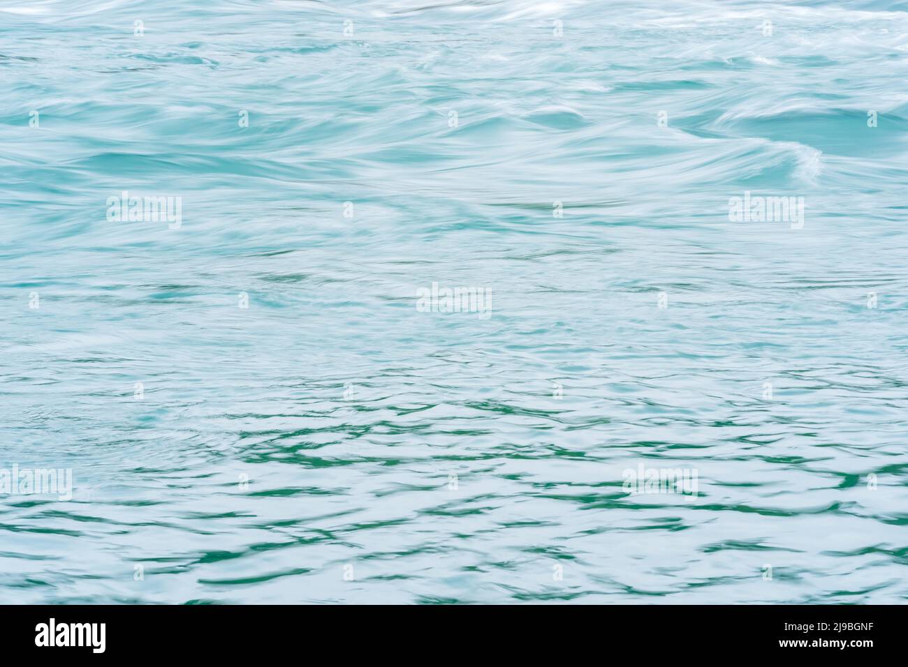 sfondo sfocato astratto - acqua fluente, corrente lenta in primo piano e veloce in background Foto Stock