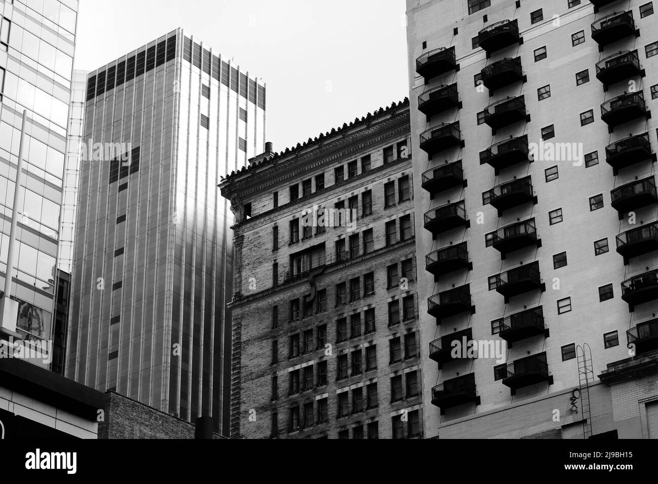 Un alto grattacielo nel centro di Chicago con molte finestre in bianco e nero. Foto Stock