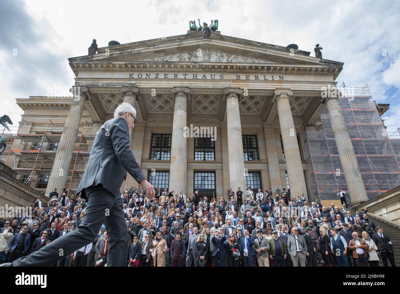 Berlino, Germania. 22nd maggio 2022. Il Gentleman's Ride distinto è un evento motociclistico globale che solleva fondi e consapevolezza per la ricerca sul cancro della prostata e i programmi di salute mentale degli uomini. A Berlino, la corsa è iniziata a Gendarmenmarkt il 22 maggio 2022. (Credit Image: © Michael Kuenne/PRESSCOV via ZUMA Press Wire) Foto Stock