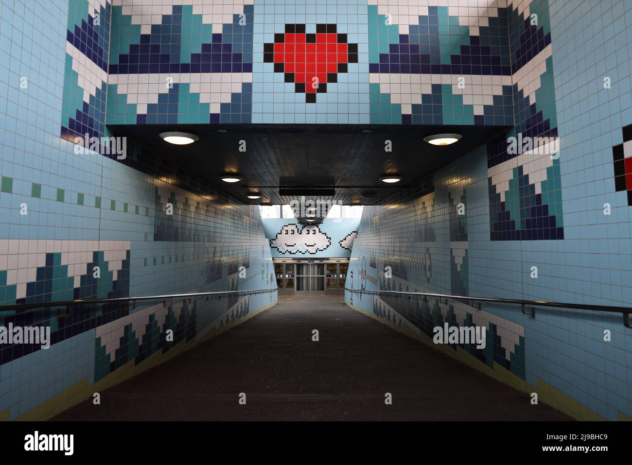 Opere d'arte pixelate di Lars Arrhenius nella stazione della metropolitana Thorildsplan (Tunnelbana) di Stoccolma, Svezia; una stazione di superficie a livello stradale Foto Stock
