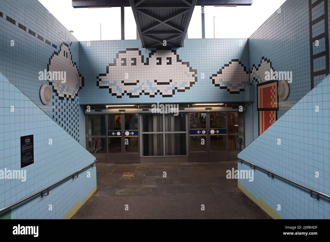 Opere d'arte pixelate di Lars Arrhenius nella stazione della metropolitana Thorildsplan (Tunnelbana) di Stoccolma, Svezia; una stazione di superficie a livello stradale Foto Stock