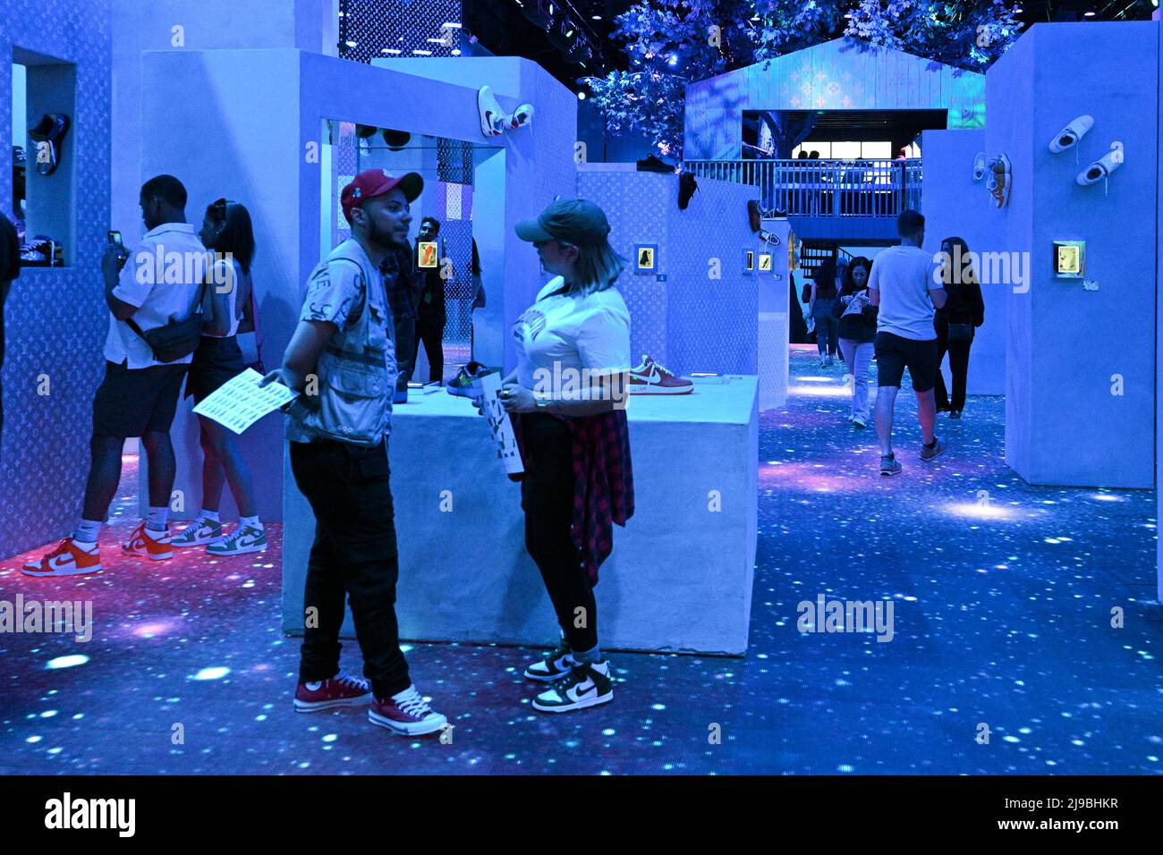 La mostra Louis Vuitton e Nike “Air Force 1” di Virgil Abloh in mostra al Greenpoint Terminal Warehouse di Brooklyn il 21 maggio 2022 a New Foto Stock