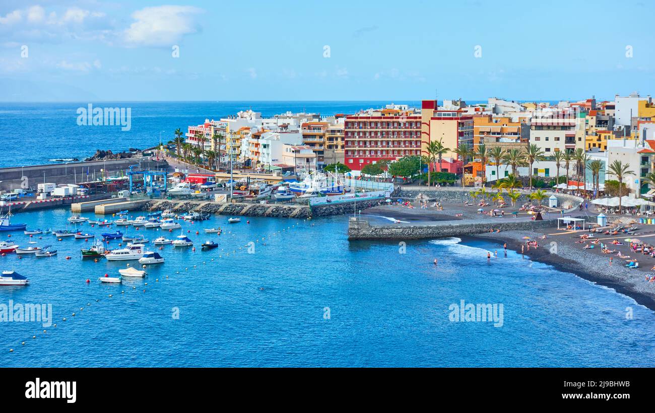 Playa San Juan, Spagna - 8 dicembre 2019: Vista della città di Playa San Juan a Tenerife Foto Stock